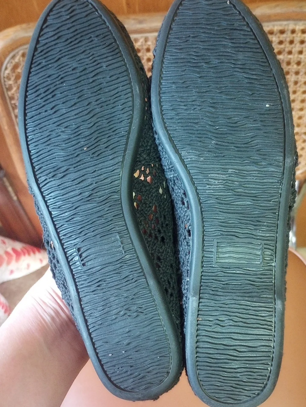 LIKE NEW Latinas Neutral Black Lace-Look Fabric Flat Shoes, Size 7M